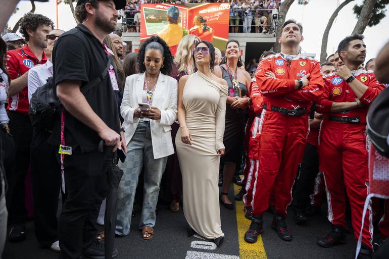 Kim Kardashian junto à equipa Ferrari para ver Hamilton no pódio do GP do Mónaco - foto: Imago