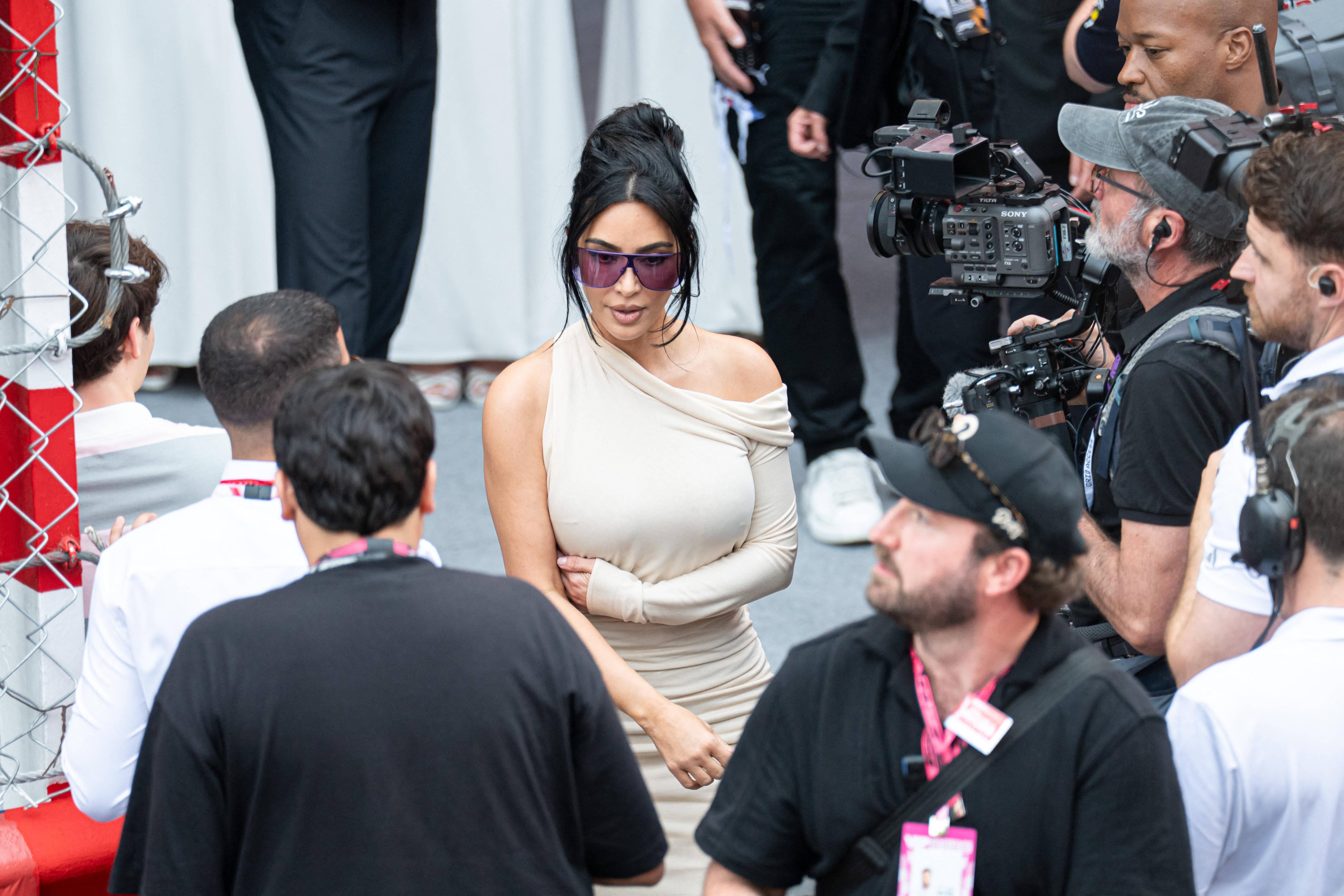 Kim Kardashian junto à equipa Ferrari para ver Hamilton no pódio do GP do Mónaco - foto: Imago