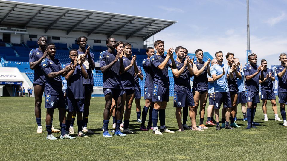 Vizela realiza primeiro treino no relvado do estádio