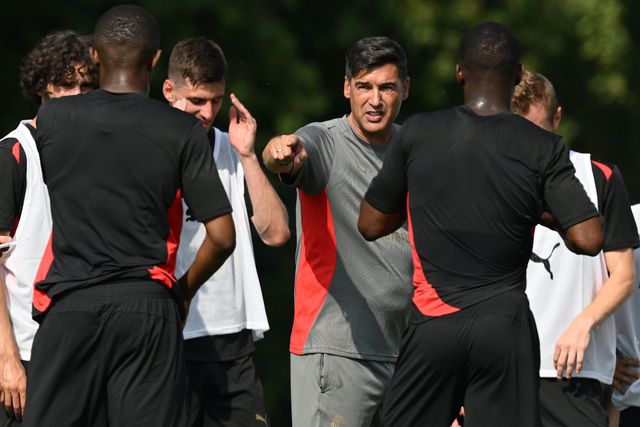 VÍDEO: Paulo Fonseca muito requisitado pelos adeptos após 1.º treino no Milan