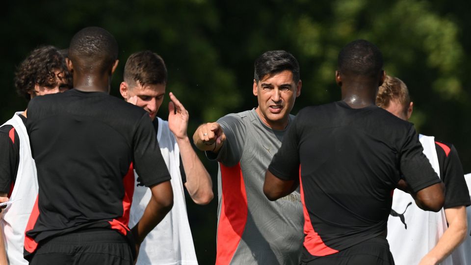 VÍDEO: Paulo Fonseca muito requisitado pelos adeptos após 1.º treino no Milan