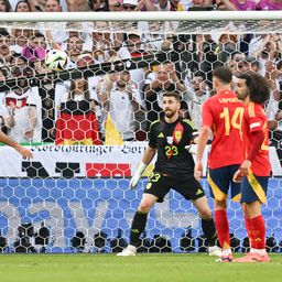 Milhares de adeptos assinam petição para repetir jogo Espanha-Alemanha