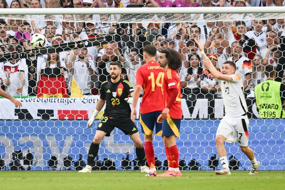 Milhares de adeptos assinam petição para repetir jogo Espanha-Alemanha