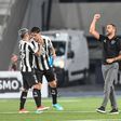 Artur Jorge vence Abel e é líder do Brasileirão