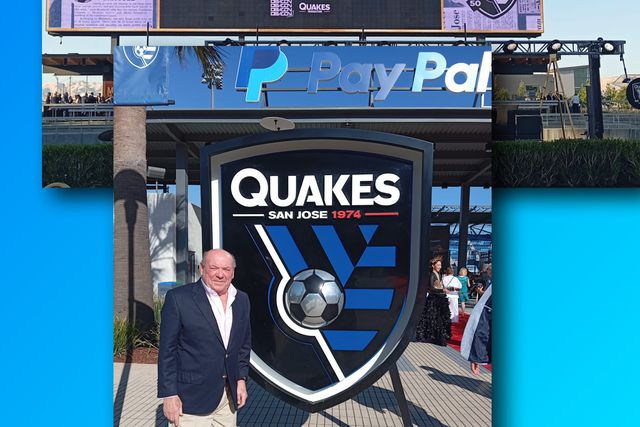 António Simões homenageado nos EUA: «Lembrou-me a grandeza do Benfica»