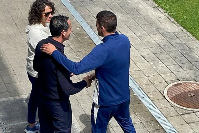 Pedro Proença a cumprimentar Francisco Neto na chegada ao treino
