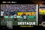 Chalobah penteou a bola com a mão, o VAR piscou... e seguiu jogo