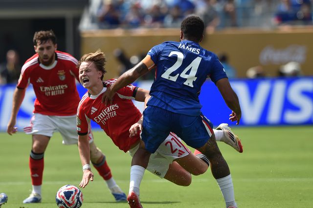 Schjelderup travado em falta por Reece James durante o Benfica-Chelsea do Mundial de Clubes