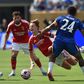 Schjelderup travado em falta por Reece James durante o Benfica-Chelsea do Mundial de Clubes