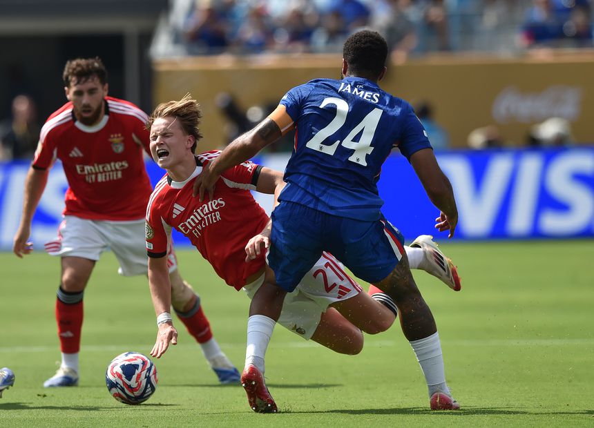 Schjelderup travado em falta por Reece James durante o Benfica-Chelsea do Mundial de Clubes