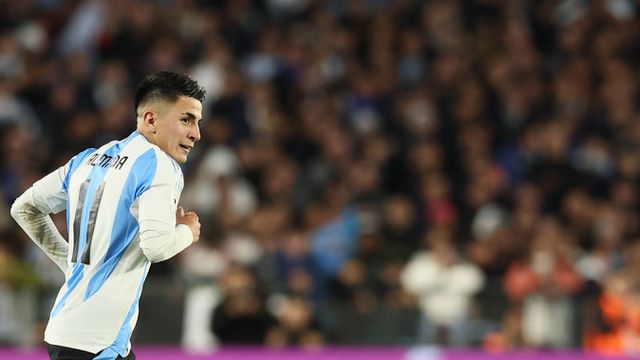 Thiago Almada no jogo da seleção da Argentina com a Colômbia, em junho, no qual marcou um golo