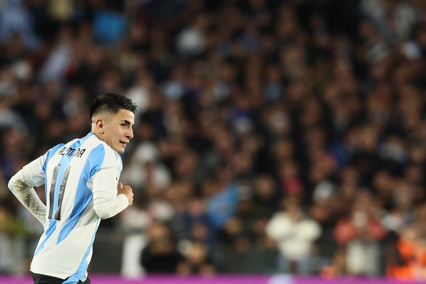 Thiago Almada no jogo da seleção da Argentina com a Colômbia, em junho, no qual marcou um golo