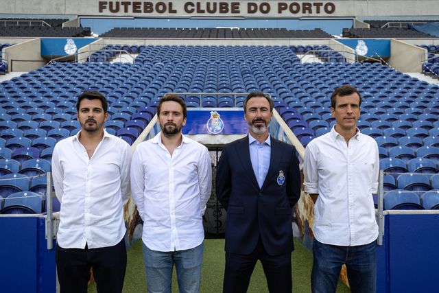Os treinadores dos escalões de formação do FC Porto para 2025/26 ao lado de José Tavares (Foto: FC Porto)