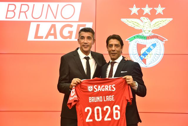 Bruno Lage e Rui Costa no momento da apresentação do treinador como sucessor de Roger Schmidt