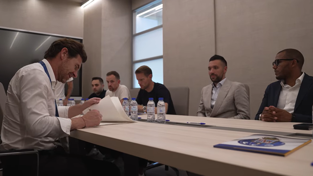 Muitos sorrisos e um pormenor: os bastidores da chegada de Farioli ao FC Porto