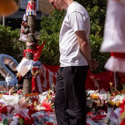 Robertson homenageia «MacJota» em Anfield com gesto emocionante