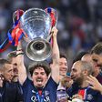 Vitinha a exibir a primeira Liga dos Campeões conquistada pelo PSG (FOTO IMAGO)