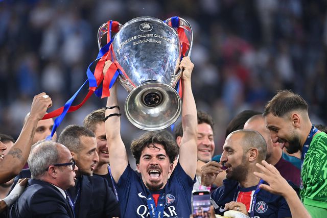 Vitinha a exibir a primeira Liga dos Campeões conquistada pelo PSG (FOTO IMAGO)