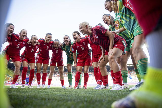 Autocarro da seleção feminina do País de Gales teve acidente   Foto: IMAGO