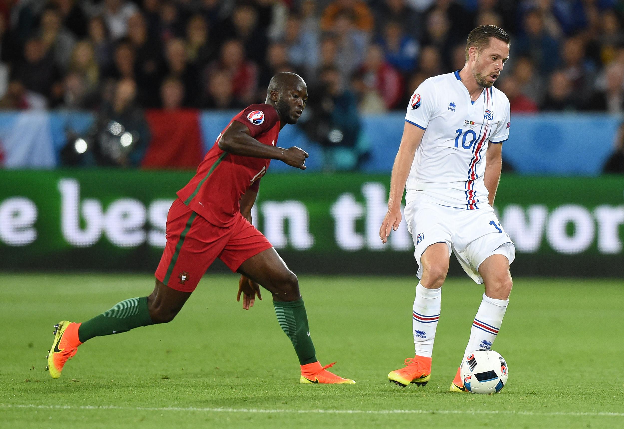 DANILO: começou o Euro 2016 como titular, mas perdeu depois o lugar para William, que rendeu nas meias-finais, devido a castigo (foto: Miguel Nunes)