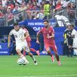 Bruno Fernandes a correr atrás de Pedri no Espanha-Portugal. Foto IMAGO