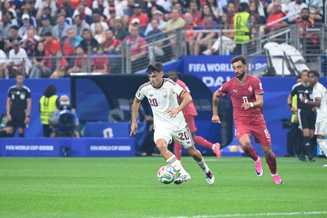 Bruno Fernandes a correr atrás de Pedri no Espanha-Portugal. Foto IMAGO