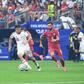 Bruno Fernandes a correr atrás de Pedri no Espanha-Portugal. Foto IMAGO