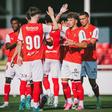 Diogo Travassos celebra com Luisinho, autor de um dos golos da vitória sobre o Buxton - Foto: SC Braga