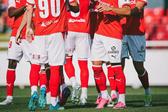 Diogo Travassos celebra com Luisinho, autor de um dos golos da vitória sobre o Buxton - Foto: SC Braga