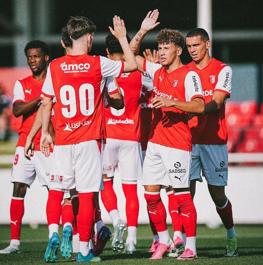 Diogo Travassos celebra com Luisinho, autor de um dos golos da vitória sobre o Buxton - Foto: SC Braga