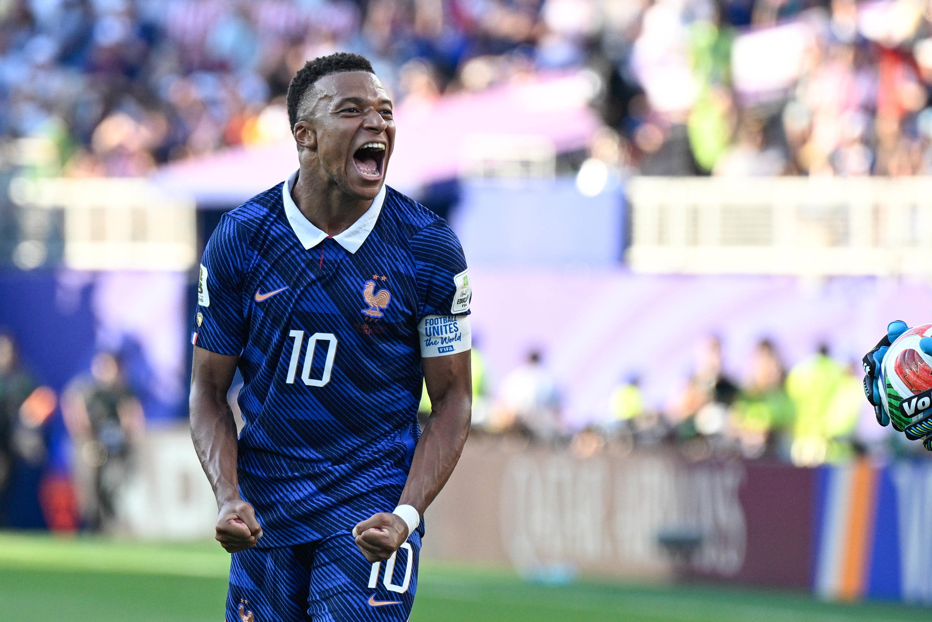 Kylian Mbappé a celebrar a vitória da França contra o Paraguai nos oitavos de final do Mundial 2026