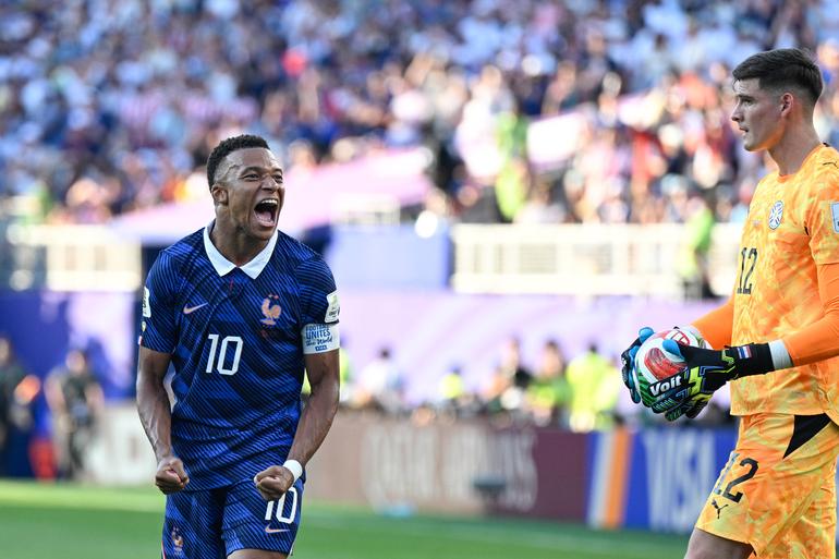Kylian Mbappé a celebrar a vitória da França contra o Paraguai nos oitavos de final do Mundial 2026