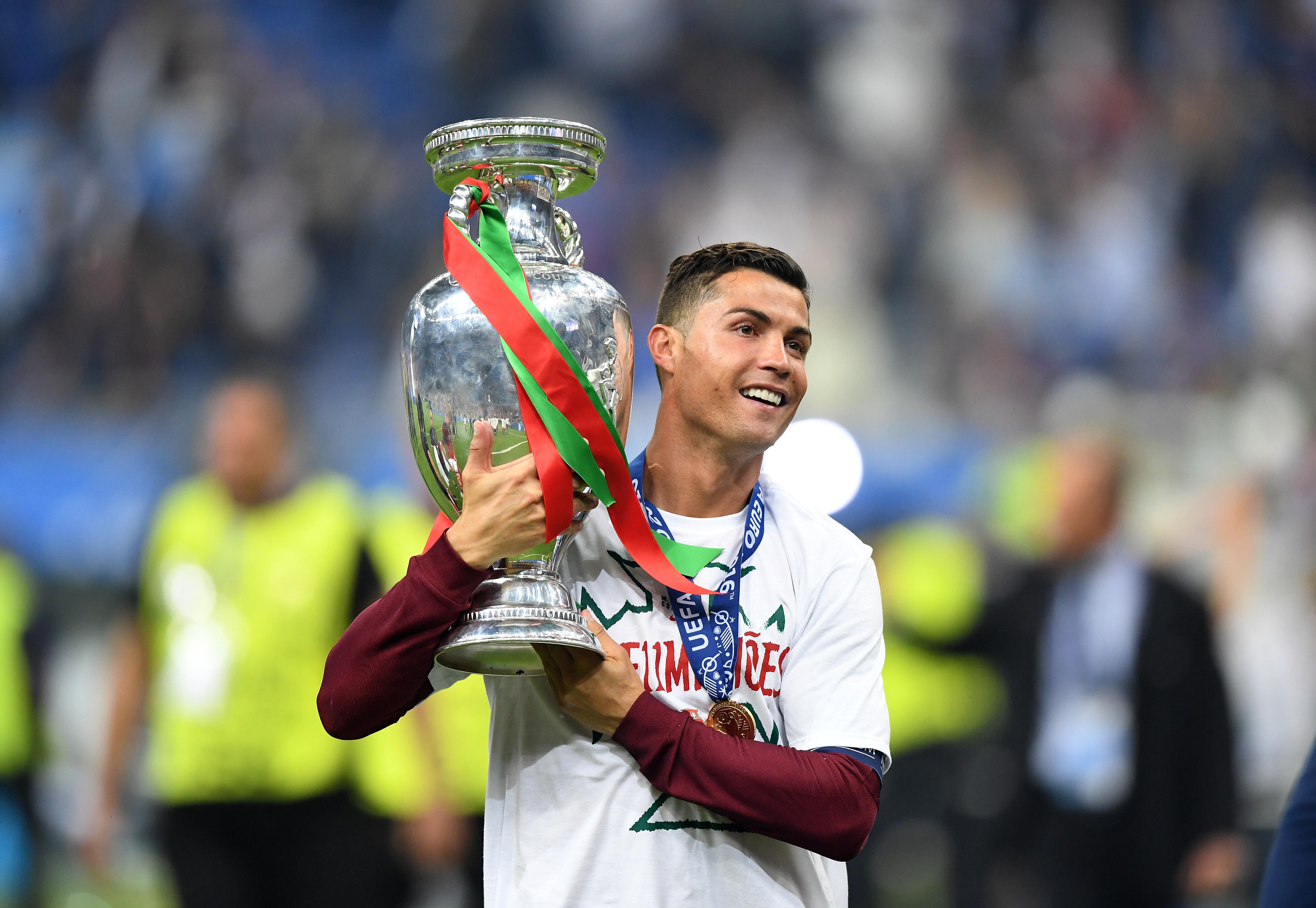 CRISTIANO RONALDO: tinha 31 anos e estava no Real Madrid quando disputou o Euro, no qual marcou três golos. Para a história ficam as lágrimas de sofrimento quando saiu por lesão, na final, que deram lugar à emoção da conquista (foto: Miguel Nunes)