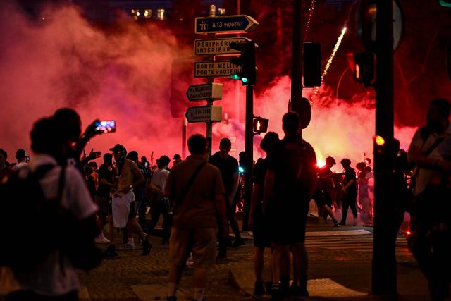 Loucura nas ruas: derrota desencadeia o inferno em França, com uma morte