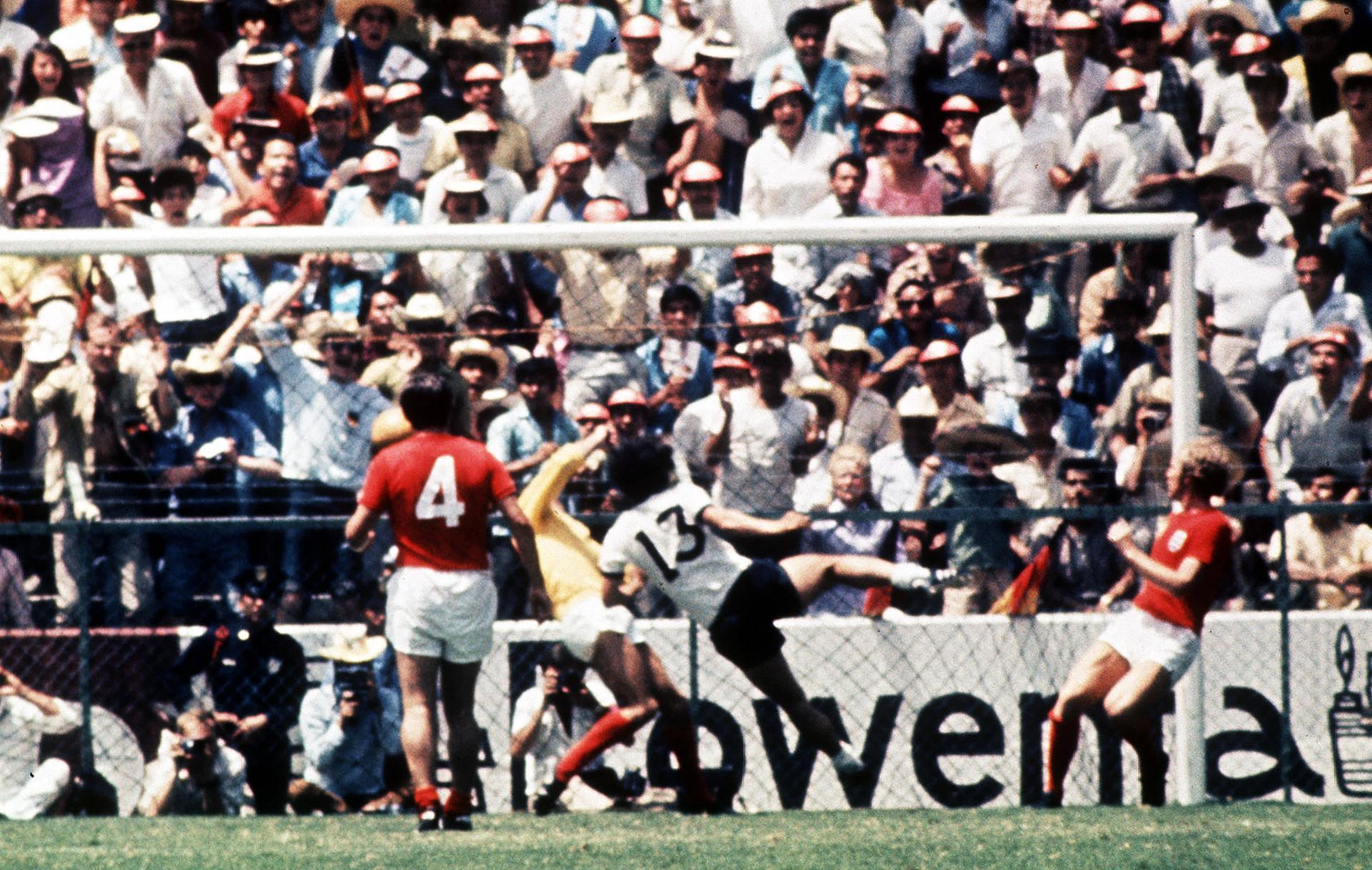 Mundial 1970. A Inglaterra vencia por 2-0 frente à Alemanha Ocidental, mas acabou por perder, nos 'quartos', depois de os germânicos marcarem por três vezes, a última das quais no prolongamento - Foto: IMAGO