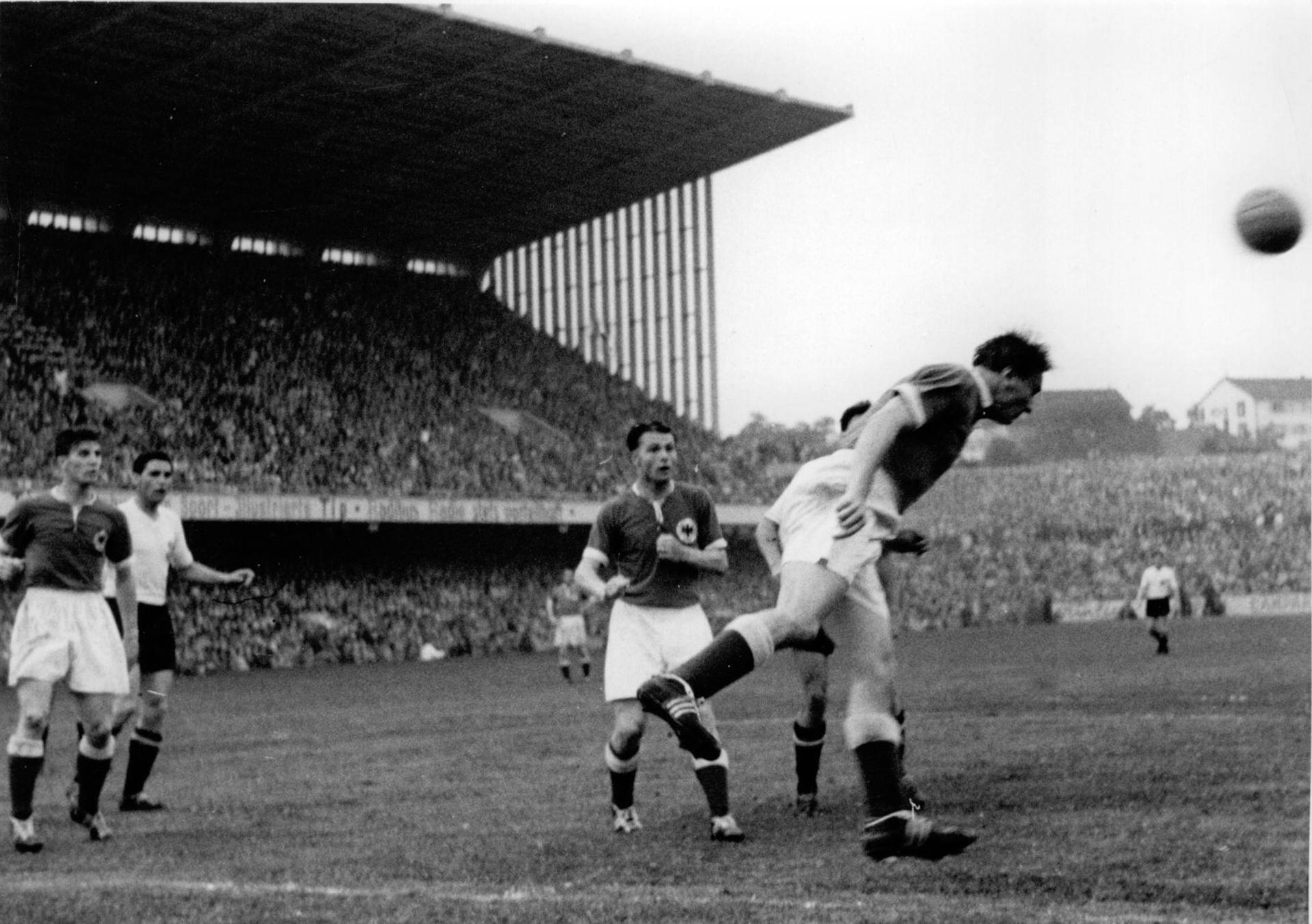 Mundial 1954. A reviravolta da Áustria frente à Suíça (nos 'quartos') ficou na história. Os suíços adiantaram-se por 3–0 nos primeiros 20 minutos, mas os austríacos chegaram ao intervalo a vencer por 4–3. No final, acabou 7-5 - Foto: IMAGO