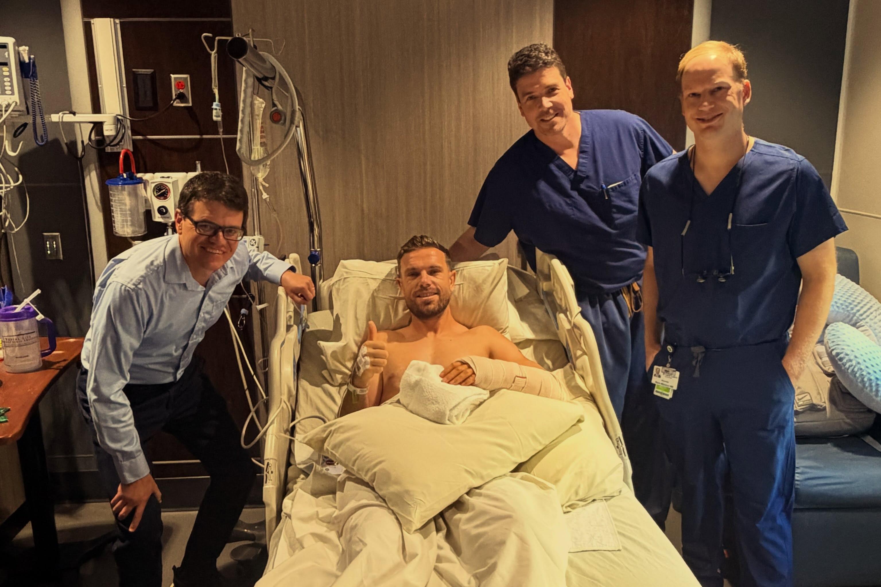 Jordan Henderson na cama de hospital - Foto: @jordanhenderson