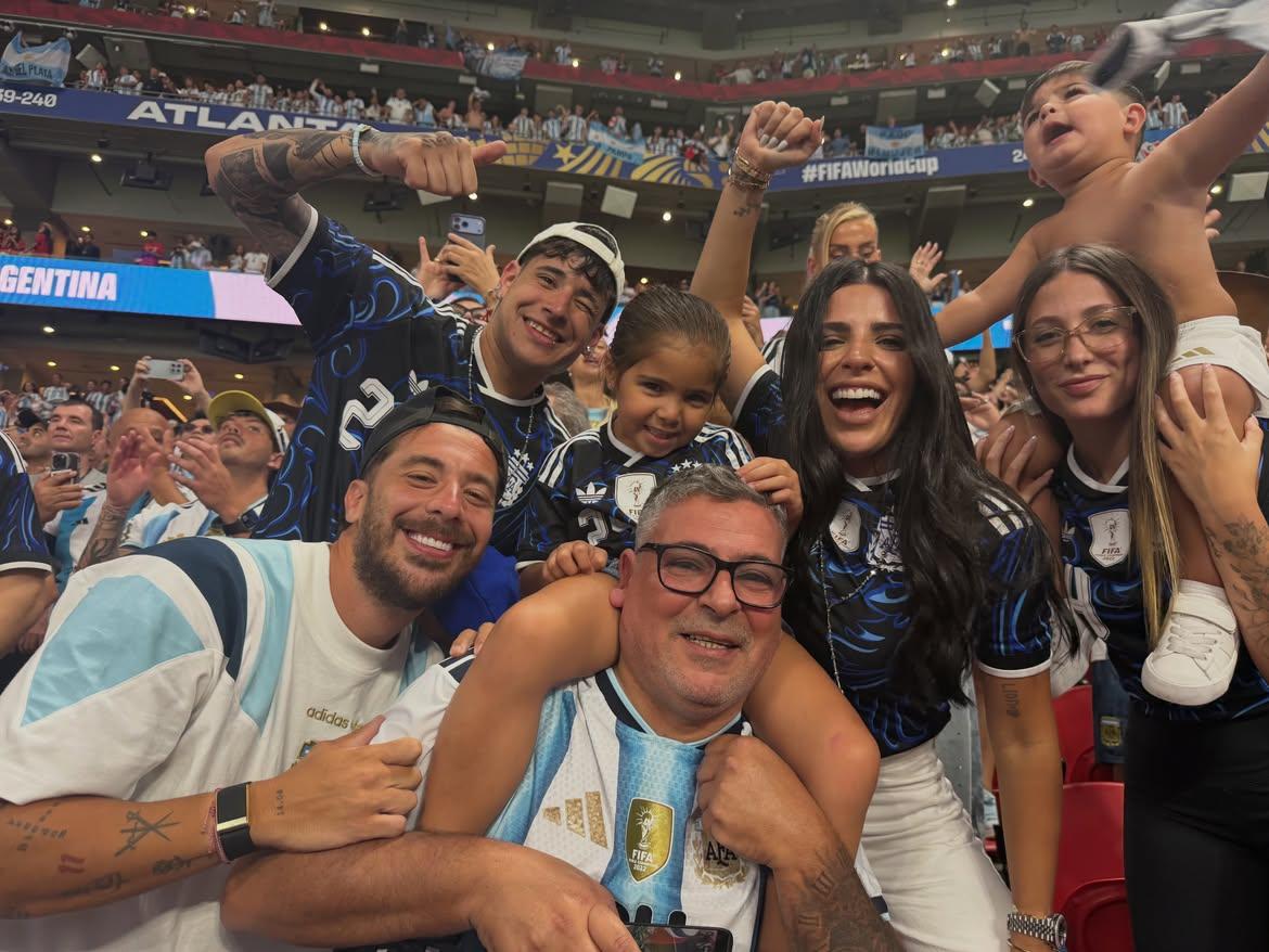 Valentina Cervantes e os filhos no apoio a Enzo, em Atlanta - Instagram/ValuCervantes