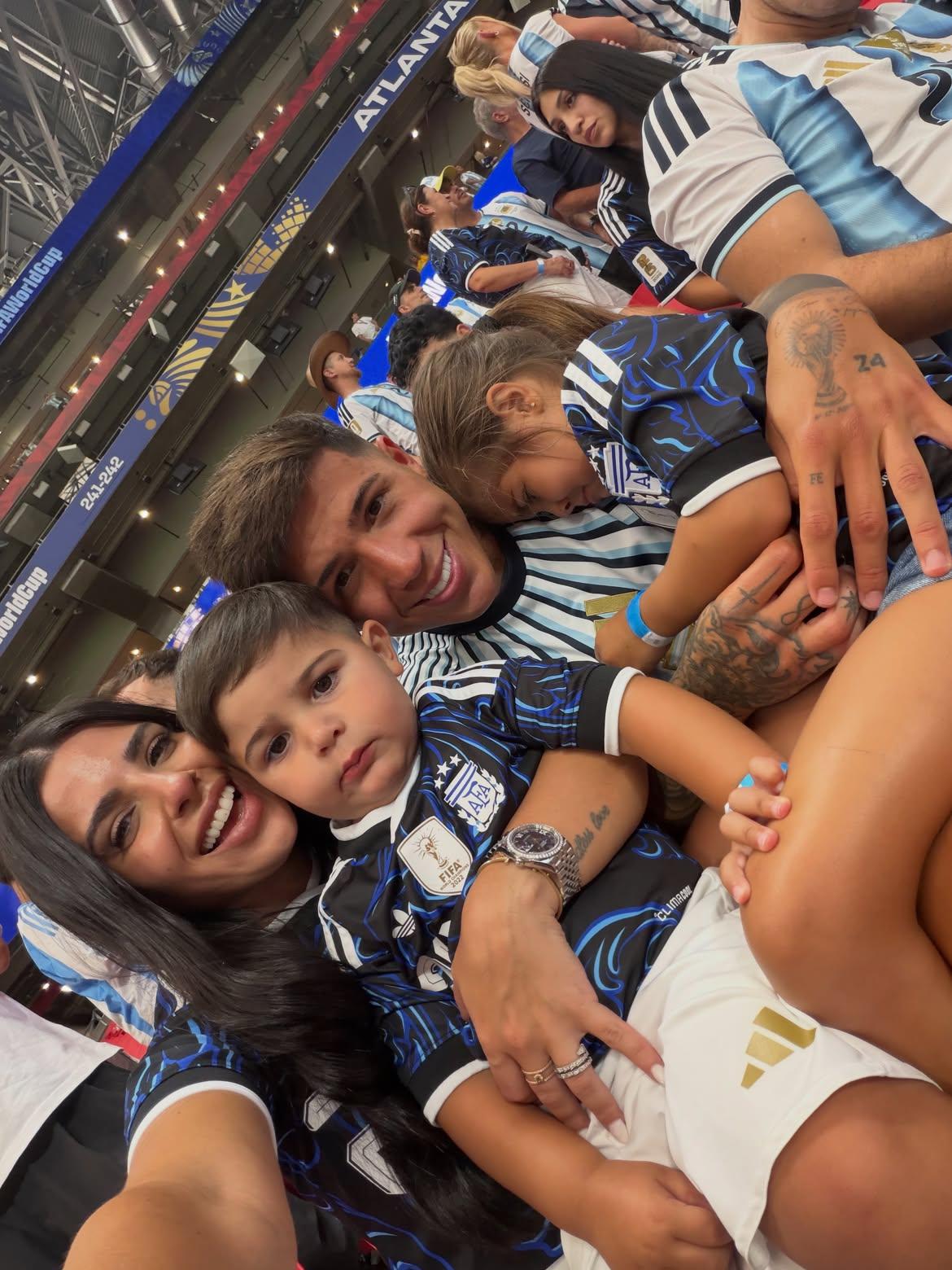 Valentina Cervantes e os filhos no apoio a Enzo, em Atlanta - Instagram/ValuCervantes