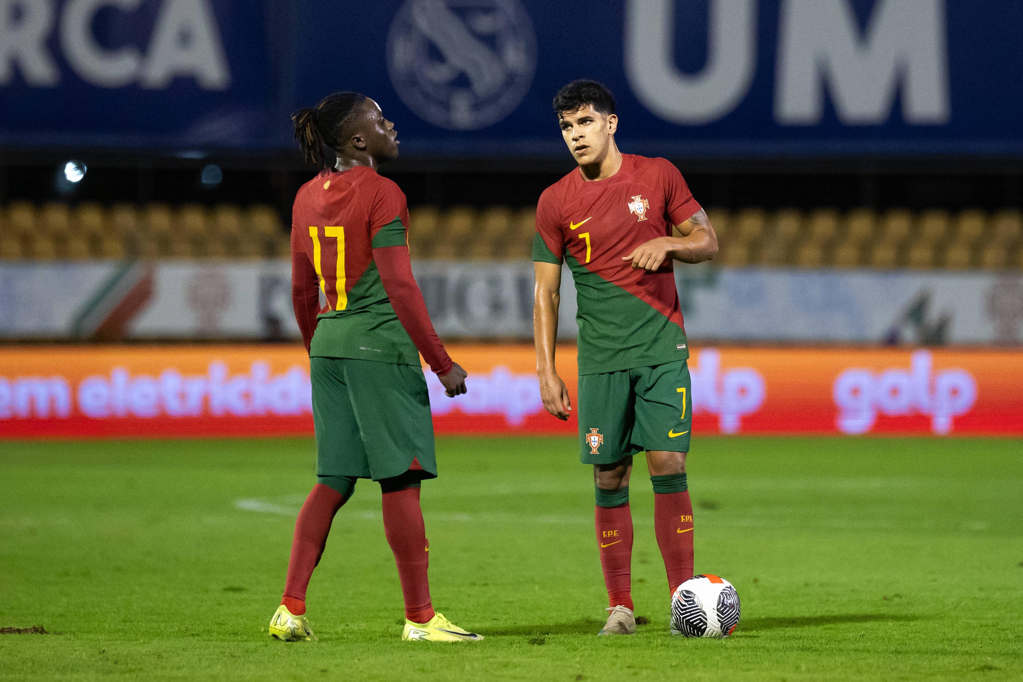 Geovany Quenda e Mateus Fernandes a jogarem pelos sub-21 de Portugal