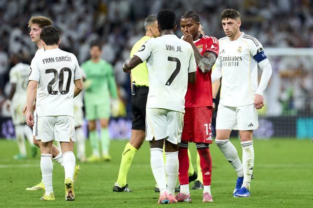 O momento em que Sidny pede a camisola a Vinícius Jr. - Foto: IMAGO