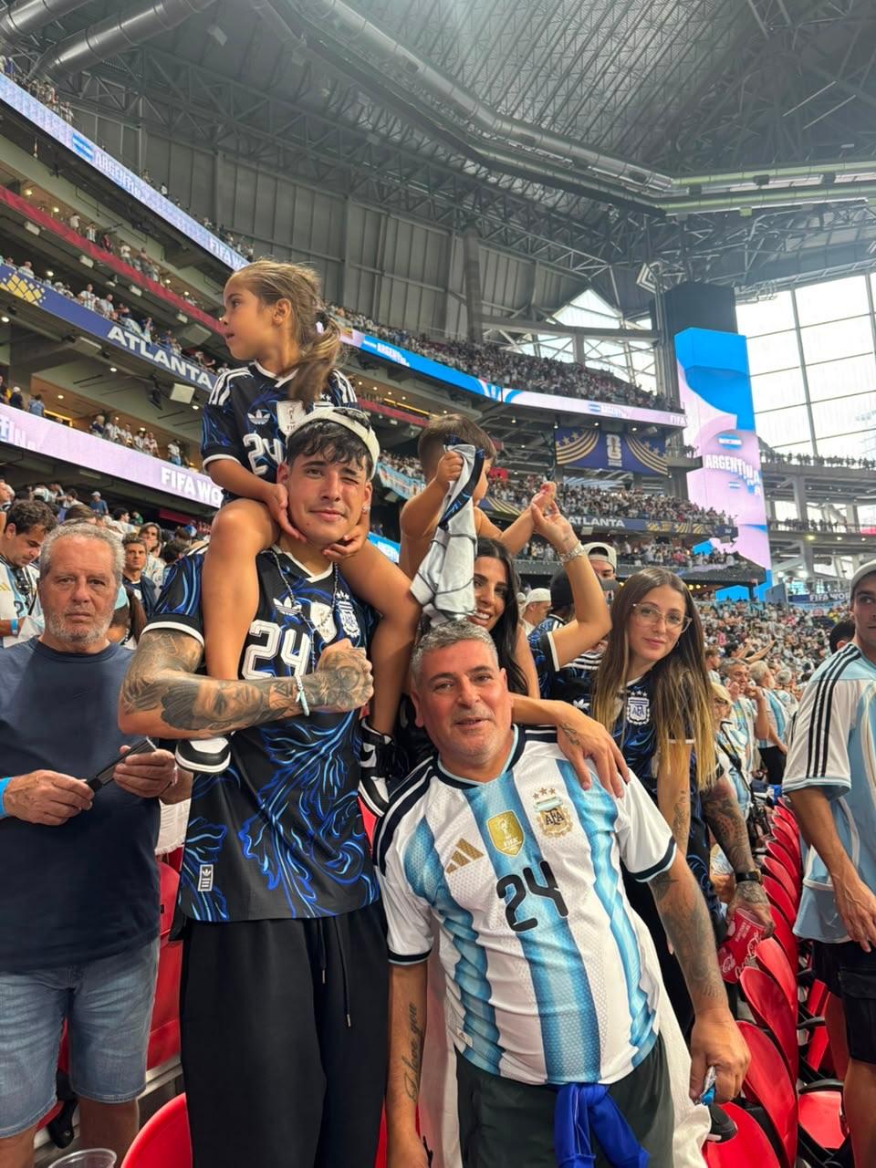 Valentina Cervantes e os filhos no apoio a Enzo, em Atlanta - Instagram/ValuCervantes