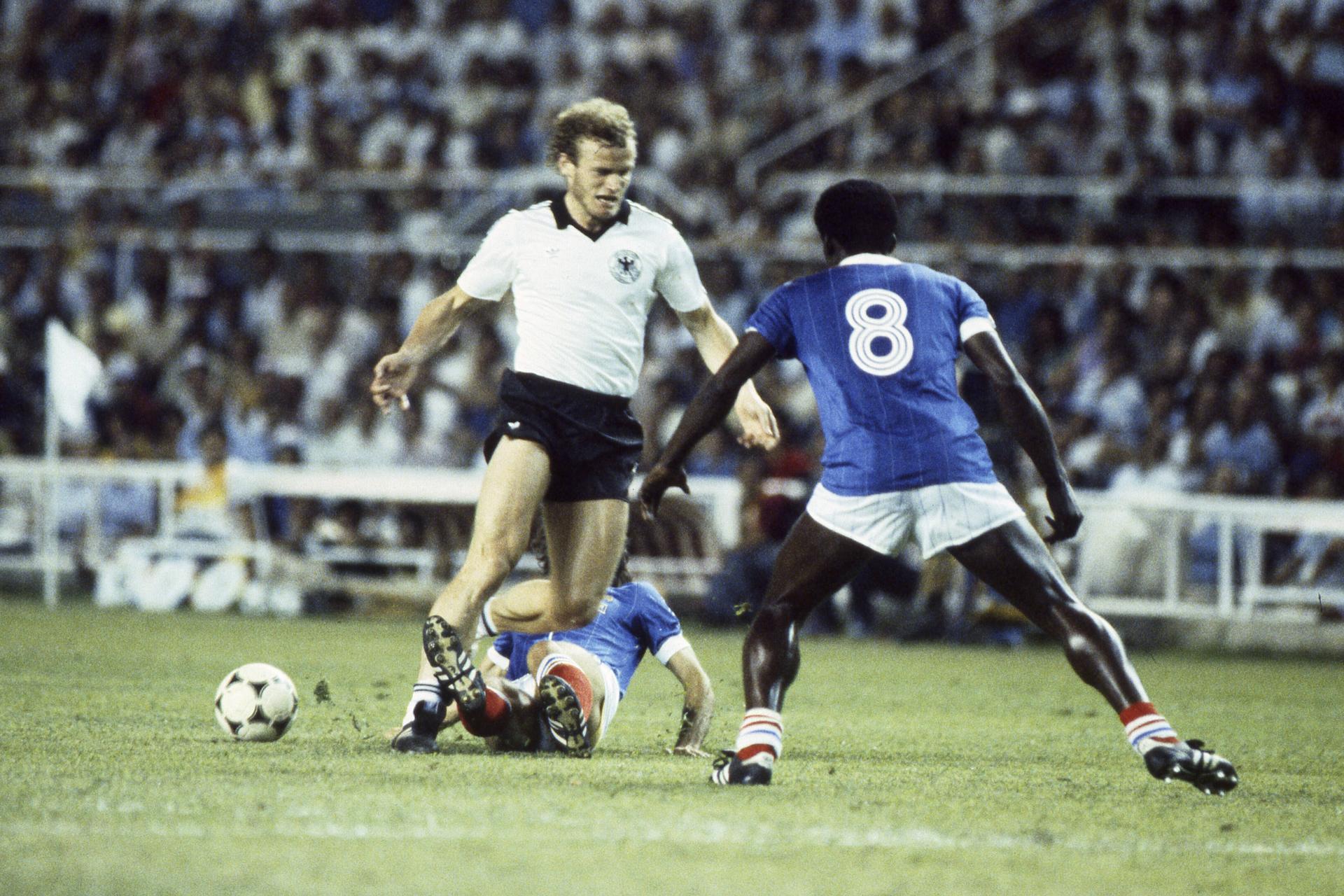 Mundial 1982. Num dos jogos mais icónicos de Mundiais, a Alemanha Ocidental bateu a França nas 'meias' através do desempate por penáltis. No prolongamento, chegou a estar a perder por dois, mas chegou ao 3-3 aos 108' - Foto: IMAGO