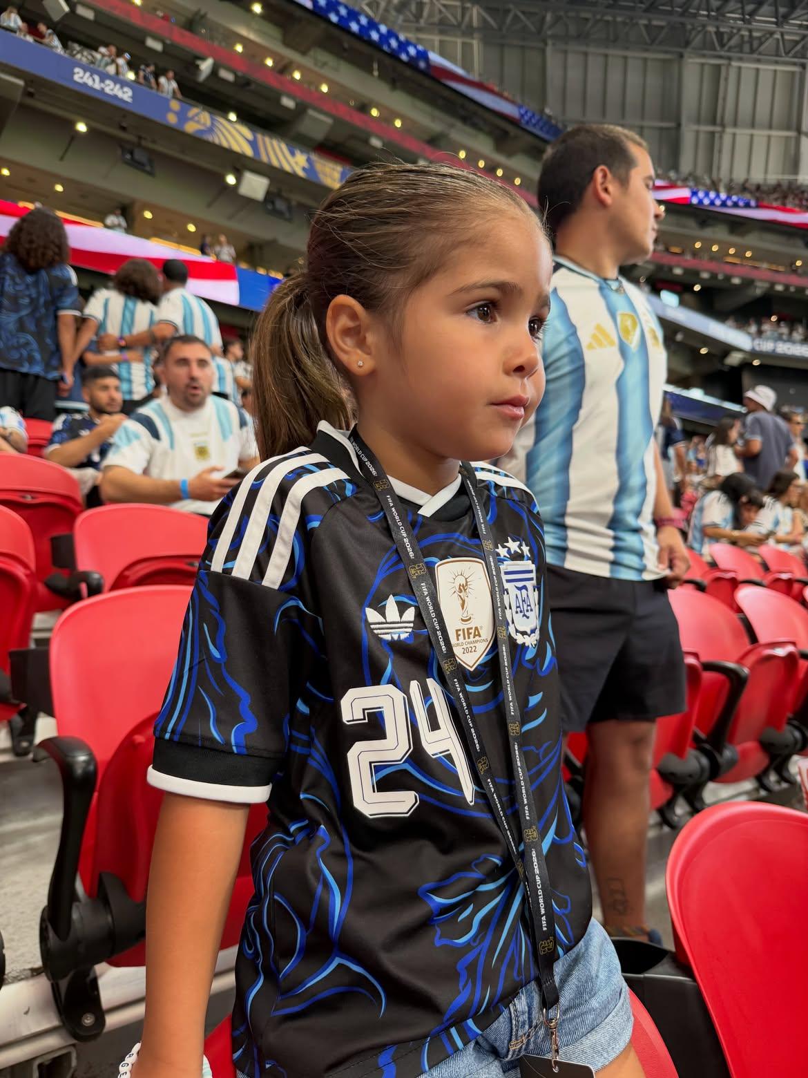 Valentina Cervantes e os filhos no apoio a Enzo, em Atlanta - Instagram/ValuCervantes