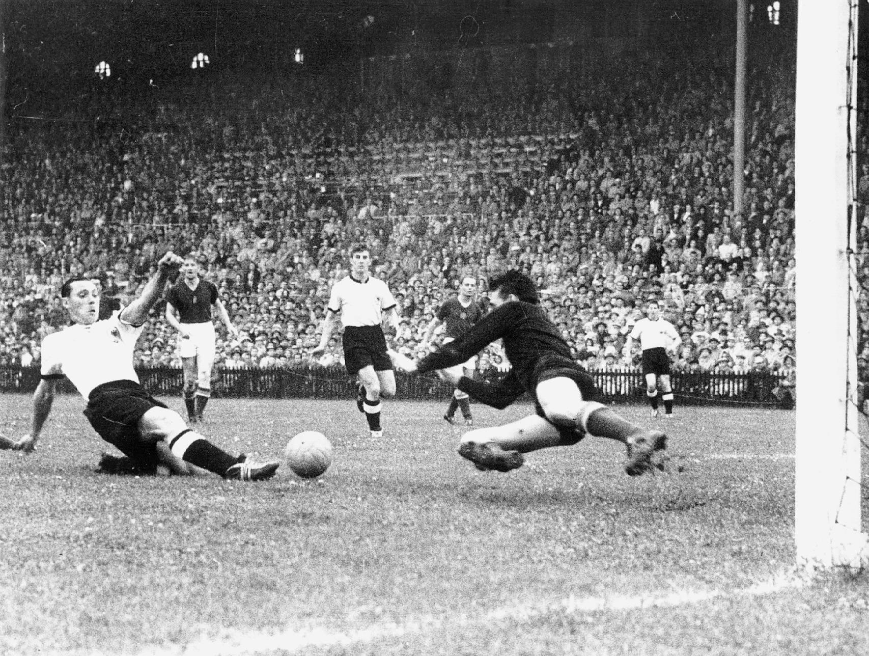 Mundial 1954. A Hungria marcou cedo na final e adiantou-se por 2–0, mas a Alemanha Ocidental respondeu com dois golos em 10 minutos. Aos 84', os alemães marcaram o golo da vitória decisiva (3-2) e consumaram o «Milagre de Berna» - Foto: IMAGO