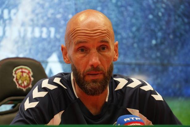 Mitchell van der Gaag ainda espera por reforços. -Foto: MARÍTIMO