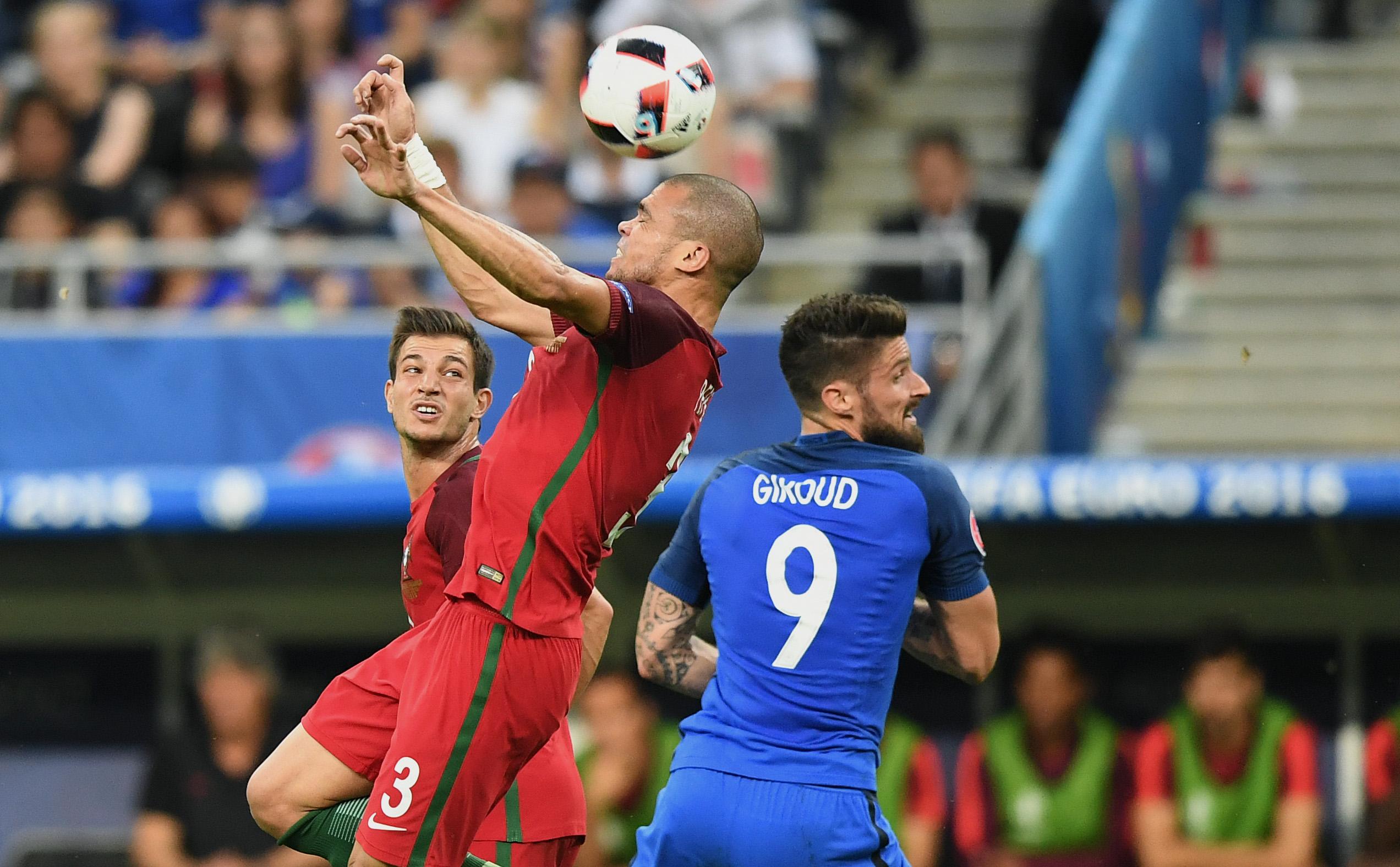 PEPE: tinha 33 anos e jogava no Real Madrid quando conquistou o título europeu. Foi eleito o Homem do Jogo na final com a França (foto: Miguel Nunes)
