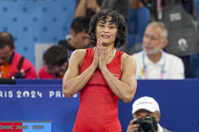 Lutadora indiana desqualificada por 100 gramas anuncia o fim da carreira
