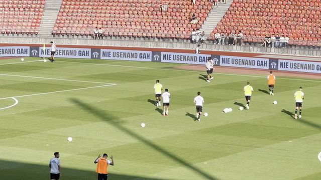 Jogadores do Vitória de Guimarães aquecem antes do jogo em Zurique