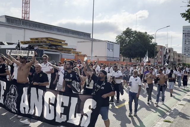 Adeptos do Vitória de Guimarães fazem-se ouvir na chegada ao estádio do Zurique